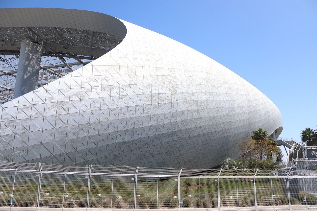 Thanks to innovative parking guidance technologies, navigating complex parking environments, such as the adjacent Hollywood Park mixeduse development, has become faster, less stressful, and more efficient than ever before.