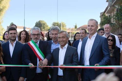 Inaugurating the new infrastructure with a symbolic ribbon-cutting ceremony were Mayor of Mantua Mattia Palazzi, Councillor for Environment and Spatial Planning Andrea Murari, APCOA PARKING Italia Managing Director Arturo Benigna, and APCOA Group CEO Philippe Op de Beeck. Among the authorities in attendance were Public Works Councillor Nicola Martinelli and APCOA Group CCO Frank van der Sant.