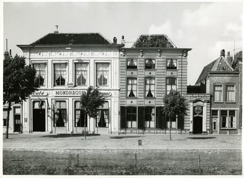 Old Picture of Hotel Mondragon