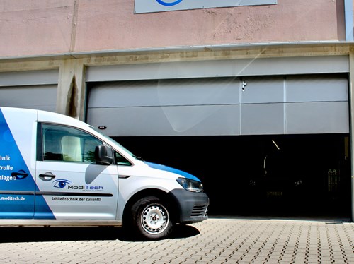 Vehicle entering the warehouse using AVUTEC ANPR