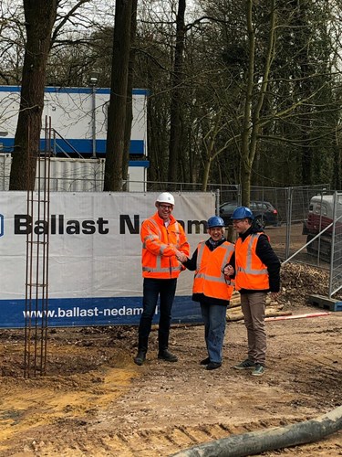 The first foundation stone was laid by Ms. Vis, daughter of the founder, and Niels van Dalen of Ballast Nedam Parking. 