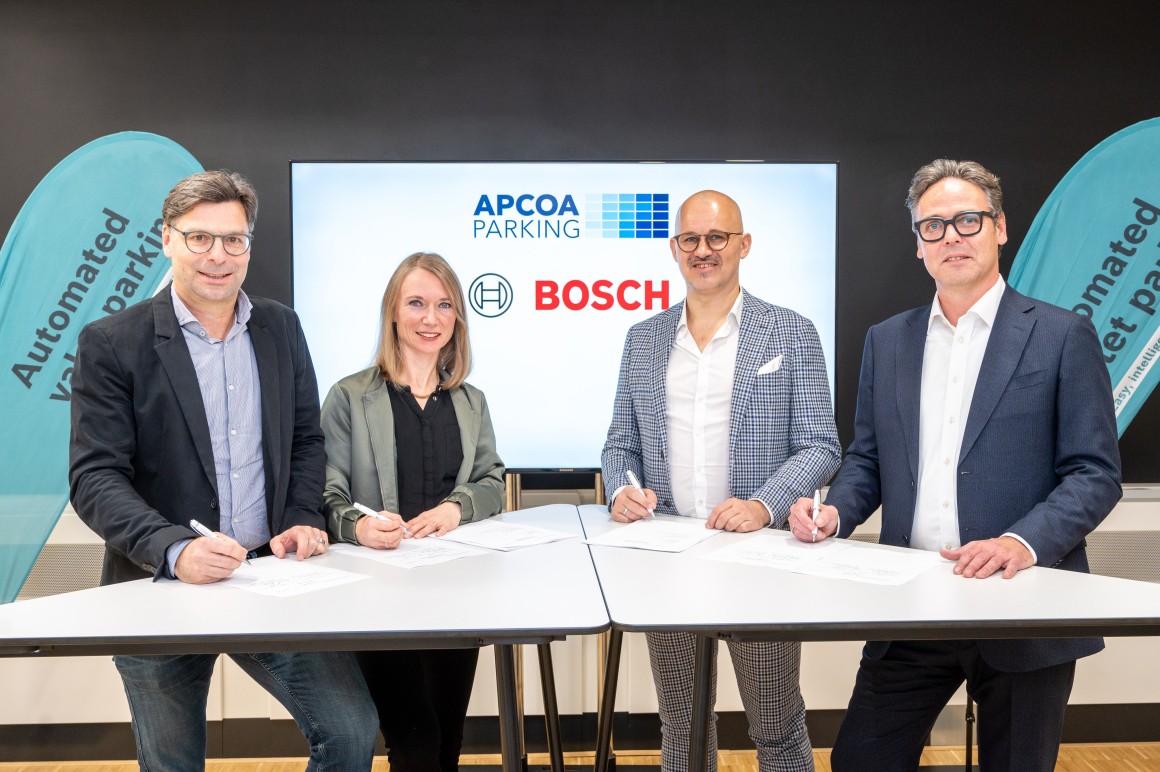 Left to Right: Andreas Dempf, Member of the Sector Board Mobility at Bosch, Claudia Barthle, Head of Sales for Software and Services at Bosch, Frank van der Sant, Member of the Board of Management and Chief Commercial Officer of APCOA PARKING Group and Niels Christ, Director Urban Hubs, APCOA PARKING Group.
