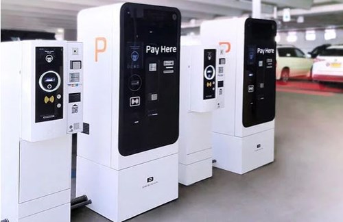 An automatic pre-booking parking system enables ticketless parking with online reservations and prepaid mobile QR codes. E-Z Pass payment and mobile pay options such as Apple Pay and Samsung Wallet are also available for parkers
