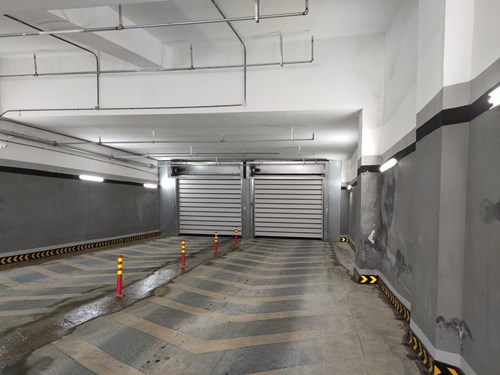 The high-quality and safe building doors open at a speed of up to 2 meters per second and close immediately after the vehicle has passed at a rate of up to 1 meter per second. 