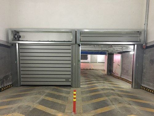 The underground parking for visitors and buyers corresponds to the brand values of the company in terms of quality and performance in all technical matters. A total of twelve high-speed spiral doors (EFA-SST®) were installed there.