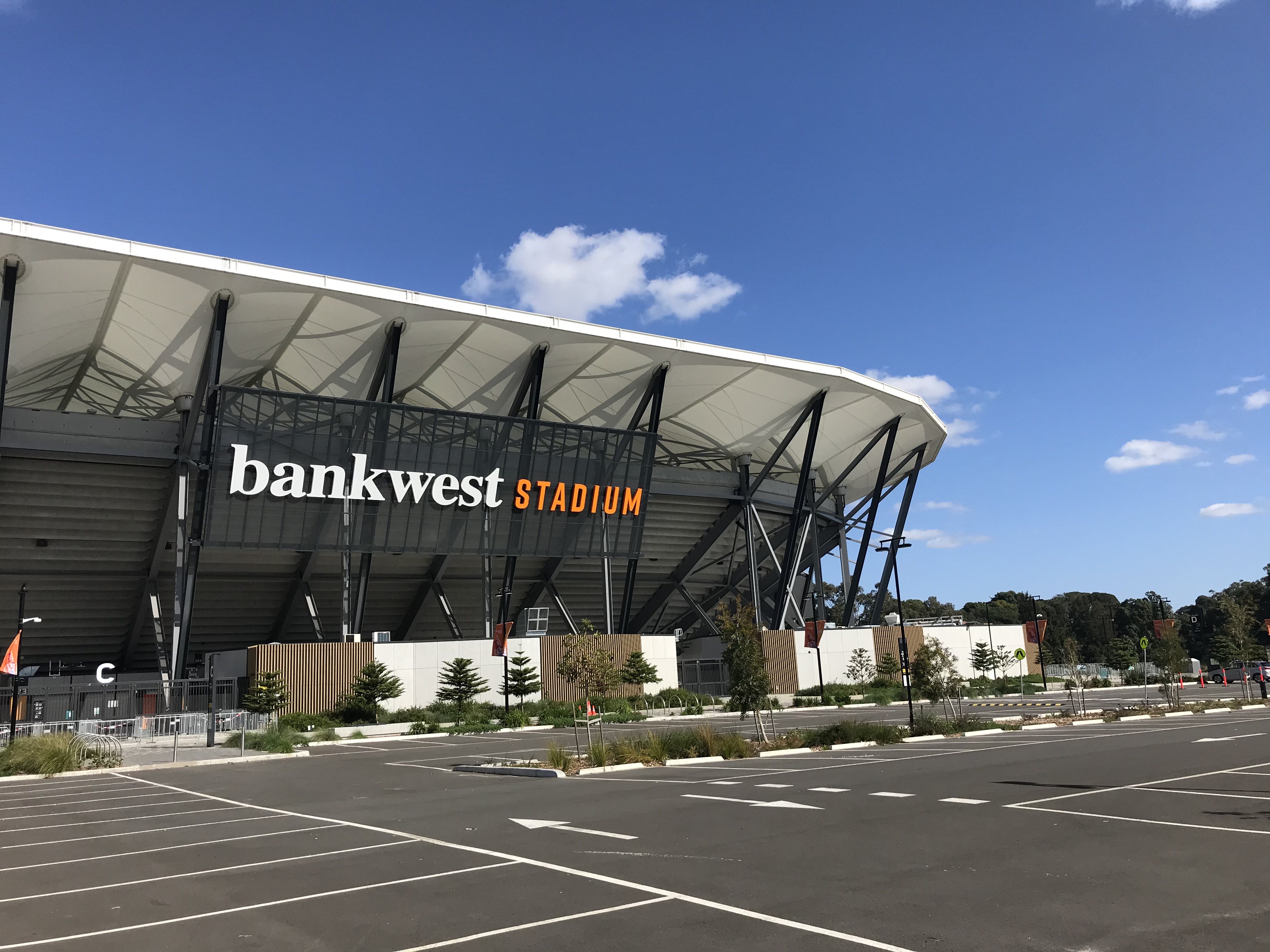 On the other side of the planet, HUB Parking Australia is supporting the Bankwest Stadium in NSW to achieve fast traffic management, even during busy events, thanks to a ticketed LPR solution and VMS panels that provide customized messages. 
