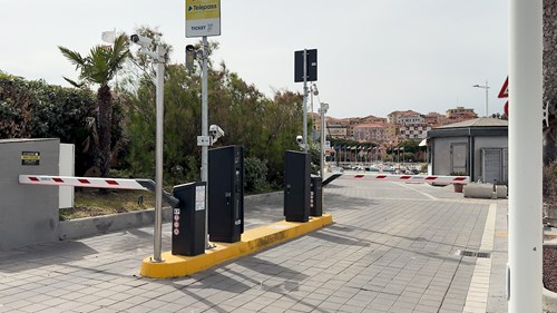 Molo Salvo LPR parking entrance and exit with HUB Parking Technology system