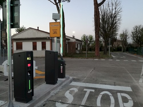 HUB parking payment machines at an intersection.