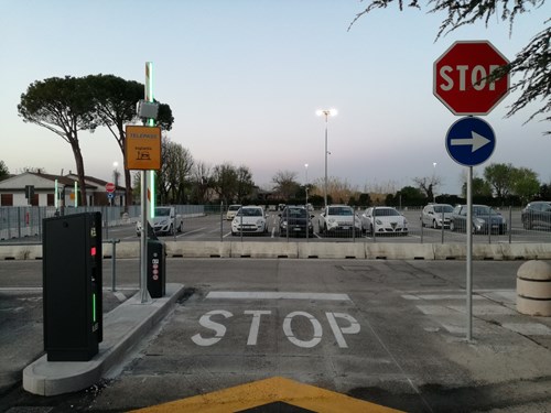 The parking solution is composed of Jupiter slim stations, pay stations, and barriers, that integrate traditional tickets, credit card and contactless payment, as well as Telepass access and payment.