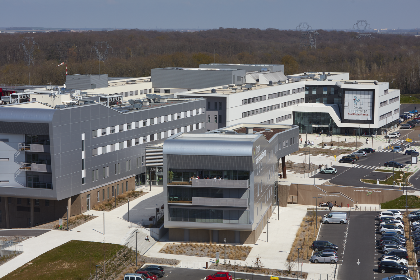 The Seine-et-Marne Santépôle based in Melun is the reference healthcare facility in southern Île-de-France region, and it is composed of a public structure and a private clinic, Saint Jacques l’Ermitage, located in the same building complex.