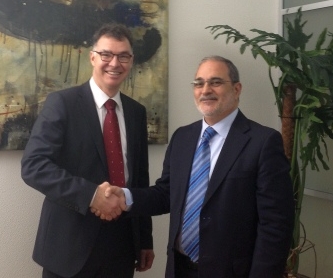 Hectronic CEO, Stefan Forster (left) and Soltráfego CEO, Carlos Oliveira (right) shaking hands.