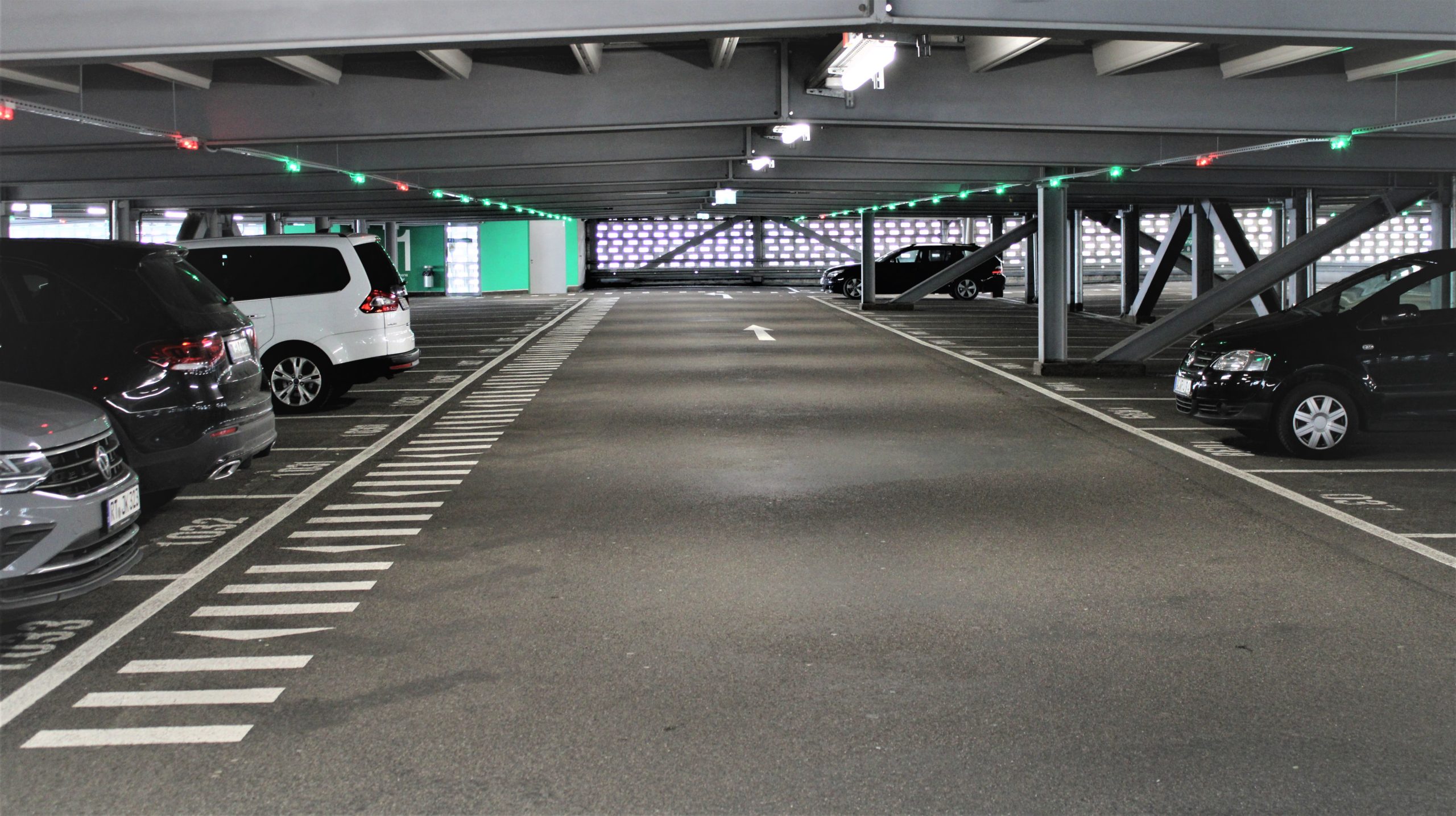 Ultrasonic sensors and LED matrix displays are employed to control the parking traffic in the newly built parking garage of an international food company in London.