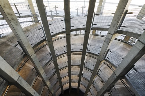 For this project, we also delivered the integrated safety barrier INTEGRA-pw, which is tested and approved in combination with our facade systems. The result is a strong and documented solution offering full safety.