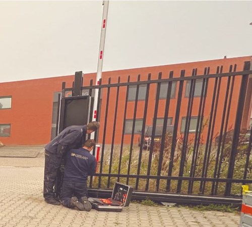 Automatic barrier and sliding gate