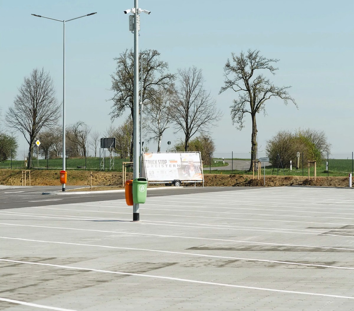 By setting up new "Park Your Truck" truck parking spaces in unused areas within a community, illegal parking can be avoided and the amount of waste reduced.