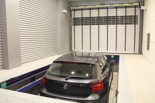 After parking the vehicle on the pallet, the driver triggers the fully automatic parking process via a terminal mounted on the side.