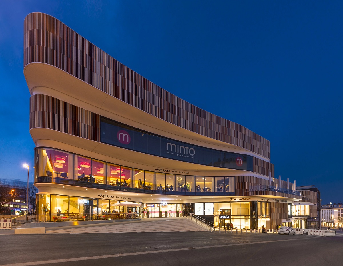 The ultra-modern shopping center also attaches great importance to smart solutions for its visitors in the two highly frequented multi-storey car parks with over 900 parking spaces.