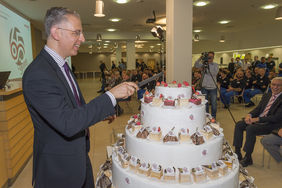 On the occasion of symbolically cutting a birthday cake, President and CEO Roland Schreiner thanked all employees for their contribution to the company’s successful development.