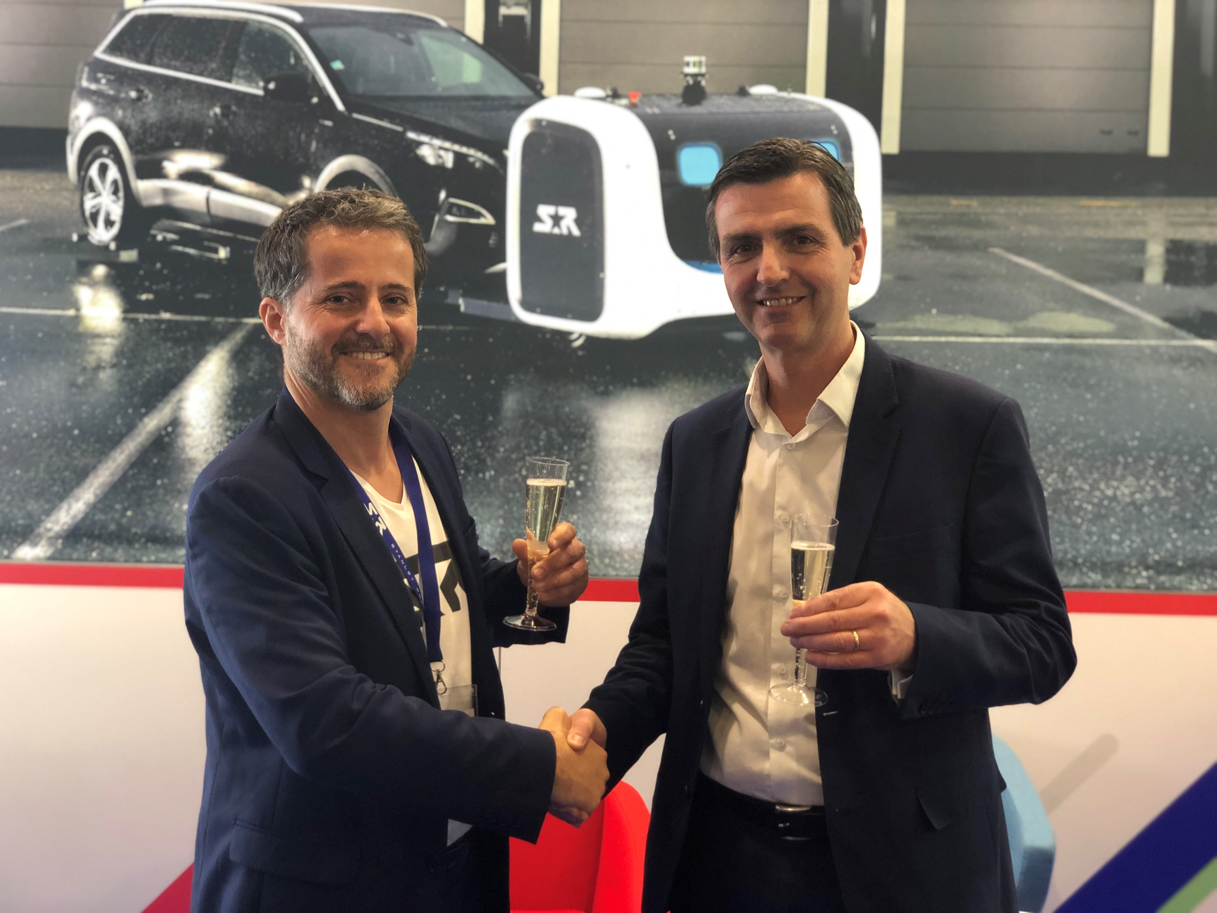 Stéphane Evanno, COO, Stanley Robotics (LEFT) and Guy Stephenson, CCO, Gatwick Airport (RIGHT), signing framework contract for valet parking robot trial at the airport