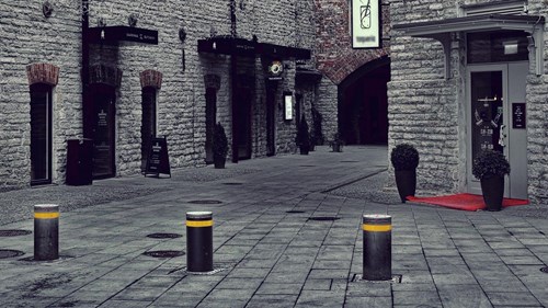 Retractable bollard 