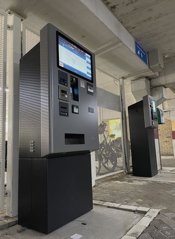 the payment terminals are all equipped with a large touchscreen: 24” at the Full Service payment terminal and 12” at the cashless payment terminals.