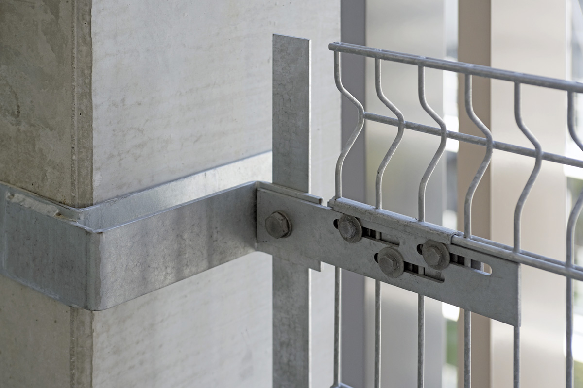  INTEGRA-pw safety barrier can also be fitted directly to on-site concrete elements.