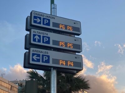 This availability is transmitted to drivers through 21 variable information panels spread throughout the city, also deployed by Urbiotica