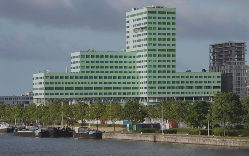 The parking facility, accommodating 450 parking spaces, offers effortless access for patients, visitors, and staff through three entrances and exits. 