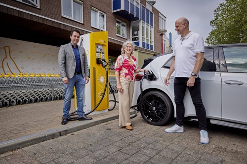 Store manager Michel Meuleman-Bot, alderman Marieke Schouten (of, among other things, energy transition, sustainability and climate) of the municipality of Nieuwegein and CTO Ivo van Dam of PowerGo (from left to right) put the first fast charging station into use at the Jumbo store on the Walnootgaarde in Nieuwegein. PHOTO: BM Photography.
